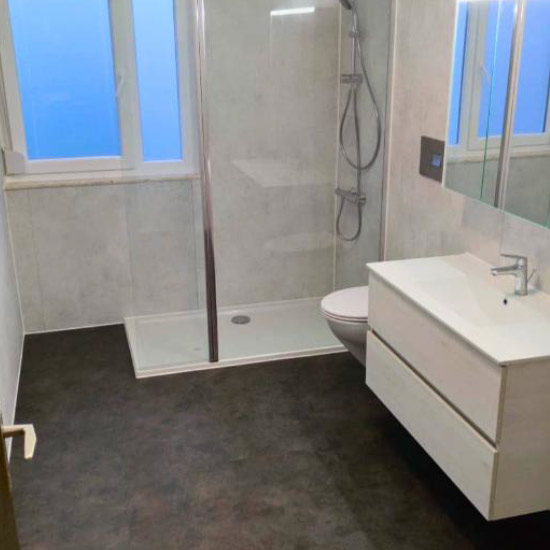 Nachher: bodengleiche Dusche mit Echtglas