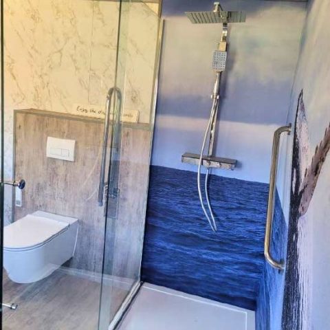 Nachher: Dusche mit Wandpaneelen im Meeres-Design und Echtglas